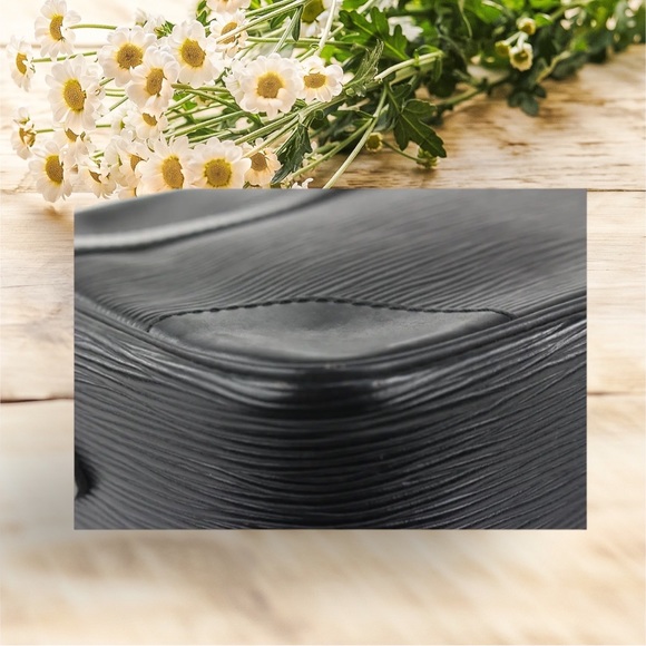 Louis Vuitton Black Epi Leather Trocadero 24 Crossbody Bag - Picture 4 of 16